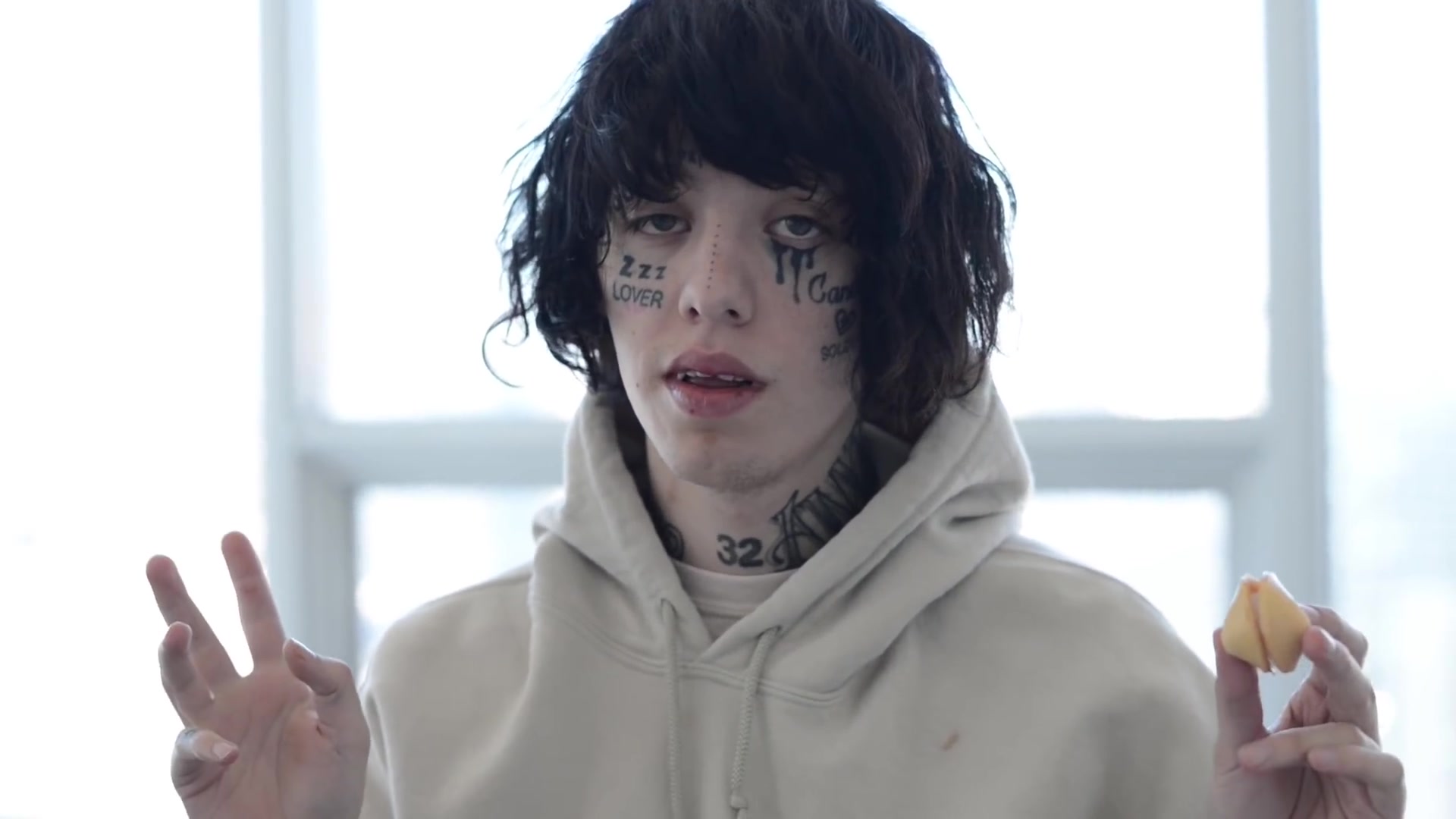 lil xan逛变形虫唱片店,买了lil peep和mac miller等人的专辑 | vlog