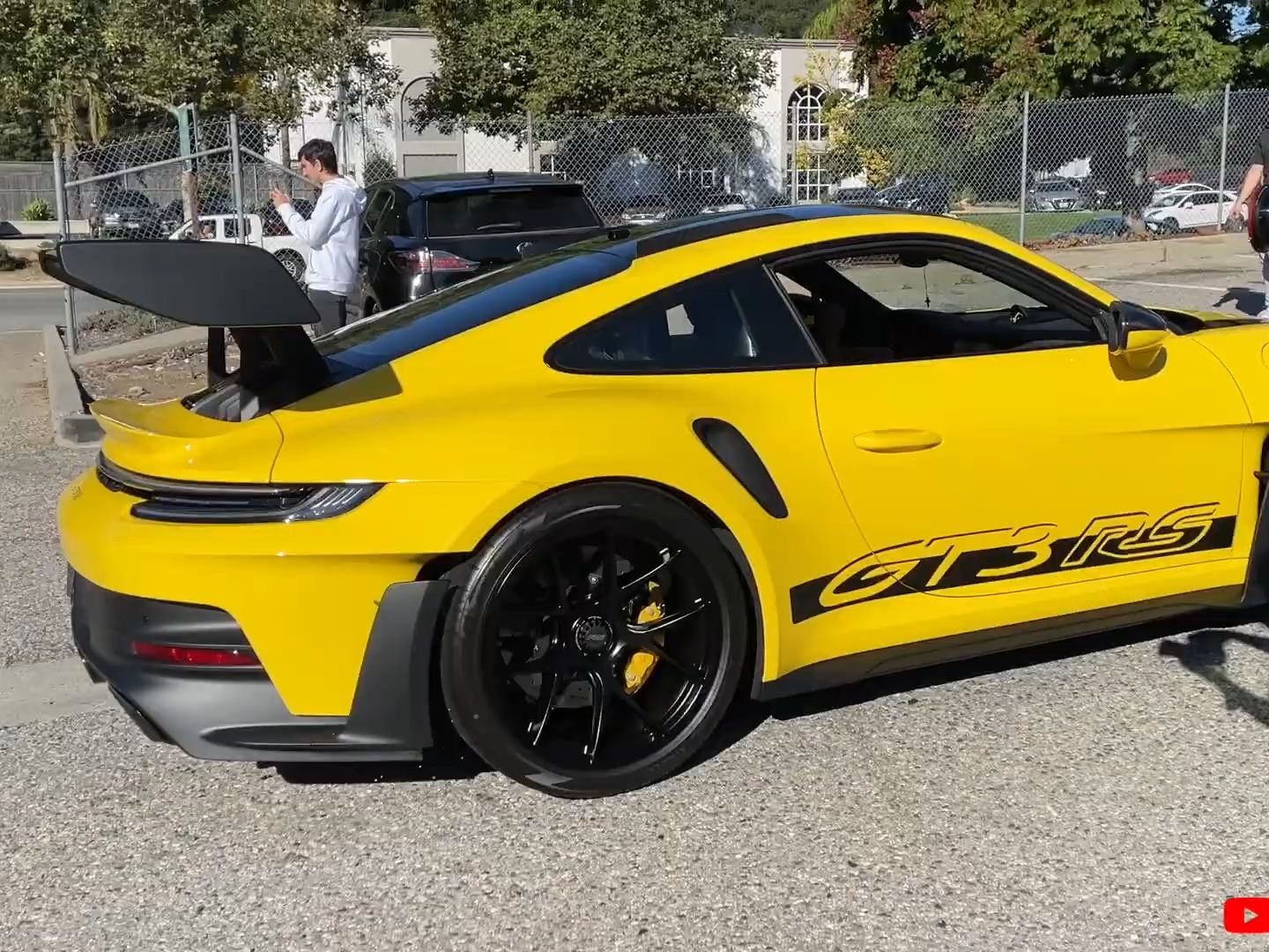 喧囂的蘭博基尼與新款保時捷 911 gt3rs 和 gt2rs 相遇!美麗的排氣聲