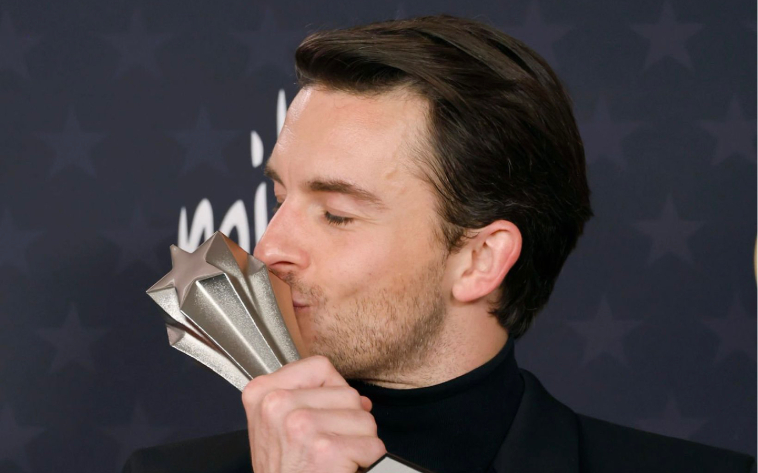 【自翻中字】乔贝贝jonathan bailey谈到a妹新歌yes, and?