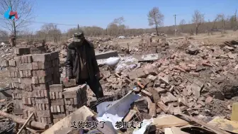 Скачать видео: 实拍张家口坝上只有八个人的村搬迁，大叔一番感叹，太实在了