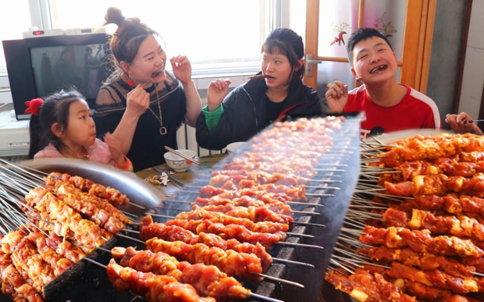 二美买300块钱羊肉全家上阵做烧烤这样吃肉太幸福太过瘾