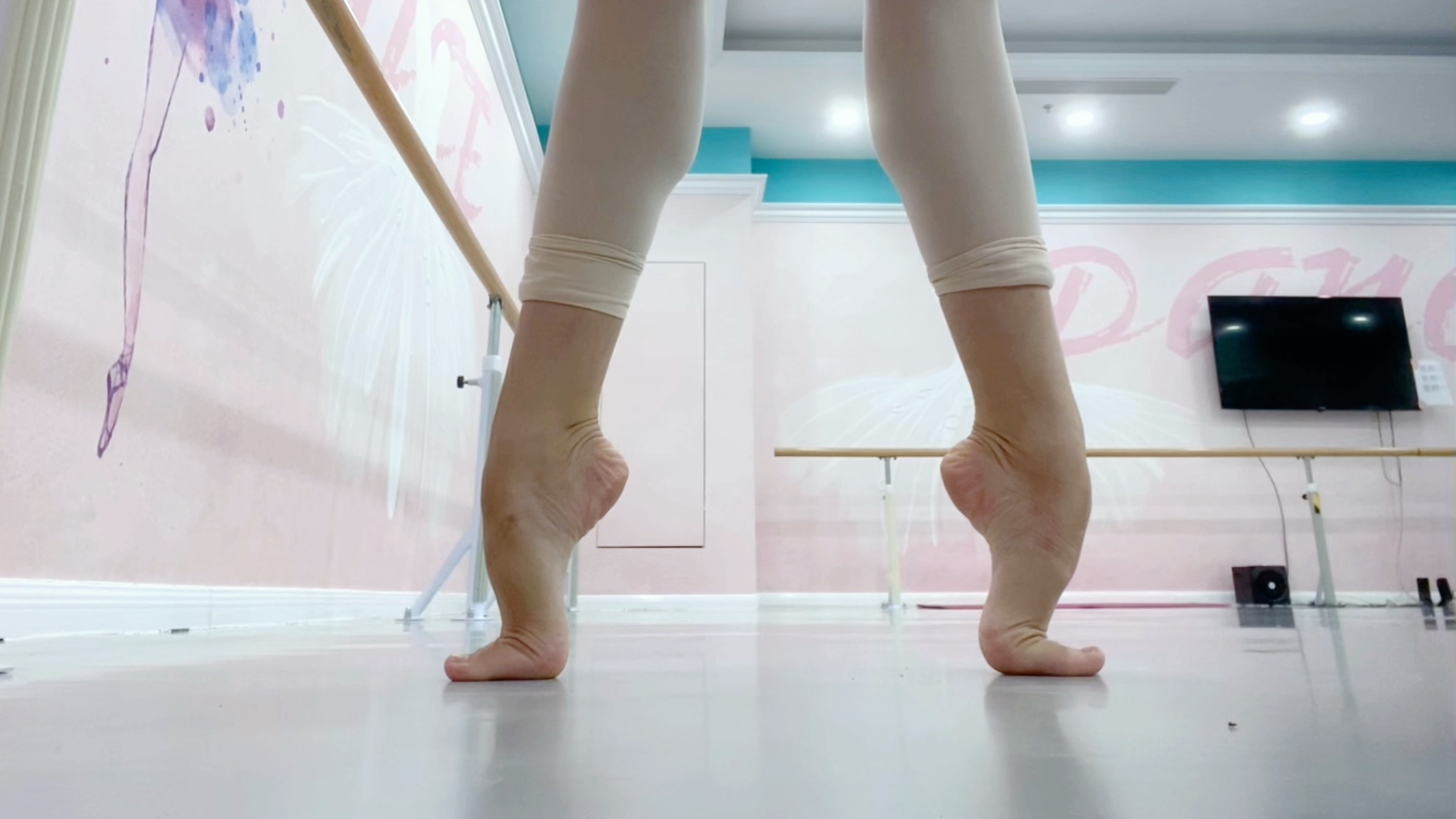 芭蕾舞最弯的脚背图片