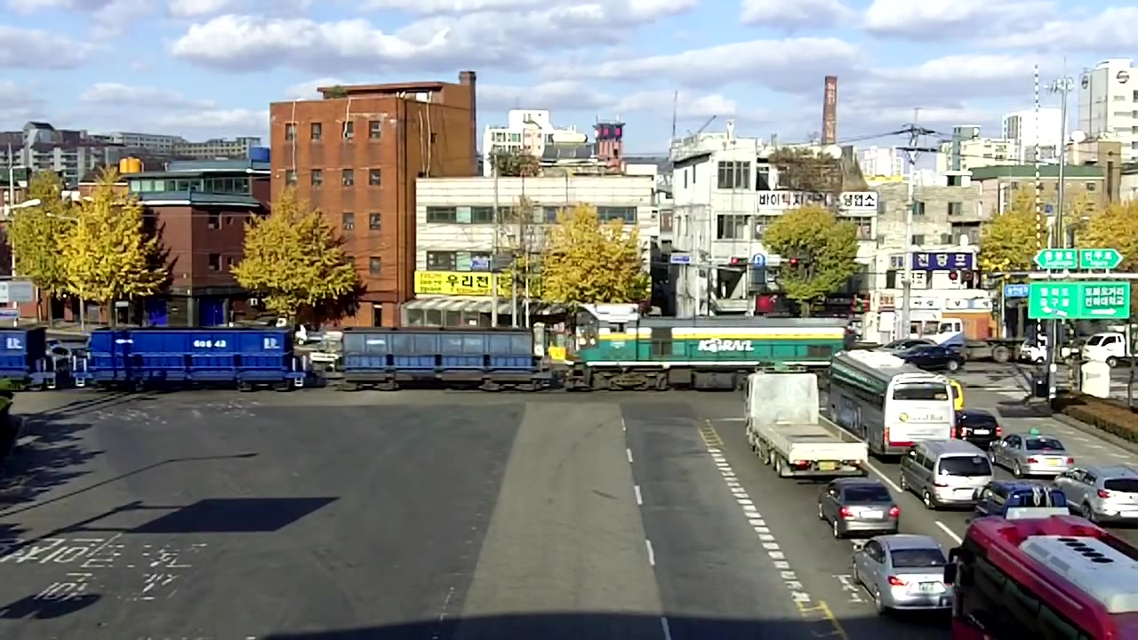 【韩国铁道】仁川港煤炭码头货物列车通过南仁川站道口