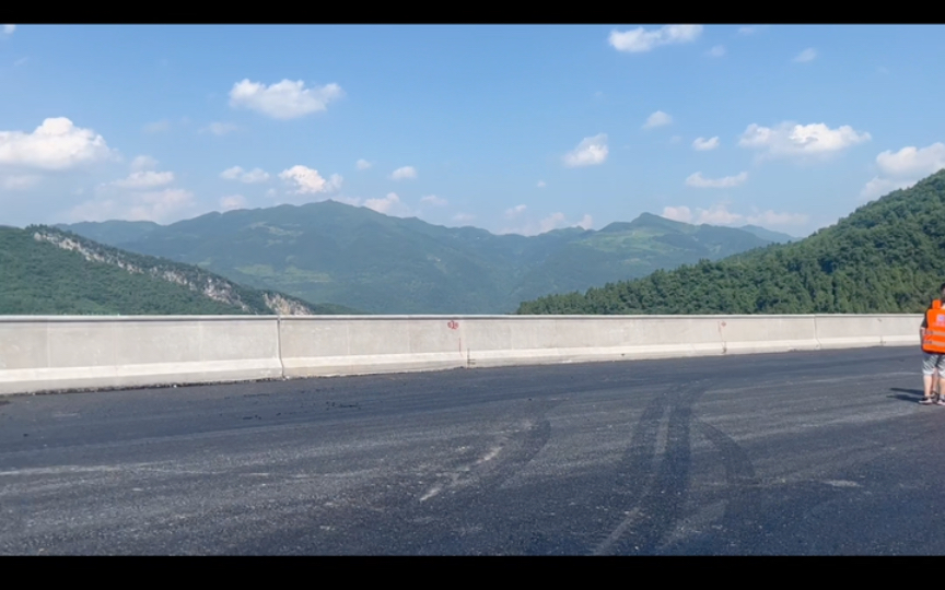 土木工程是一个非常广泛的领域,包括建筑、道路、桥梁、隧道、水坝等许多方面.这个行业需要大量的技能和经验,并且通常需要长时间的学习和实践才能...