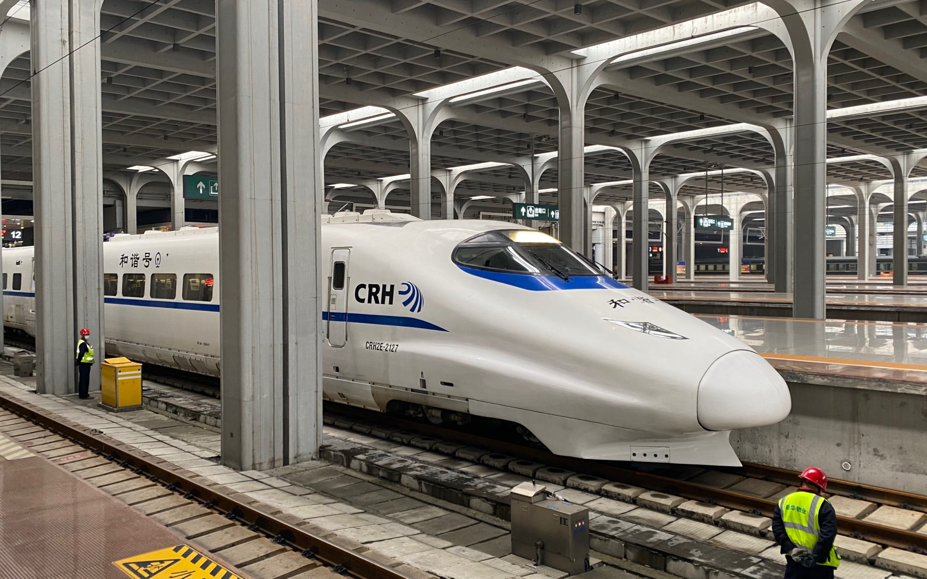 d4717次列车(重庆西站-广州南站)本务广铁广段crh2e-2127重庆西站出站