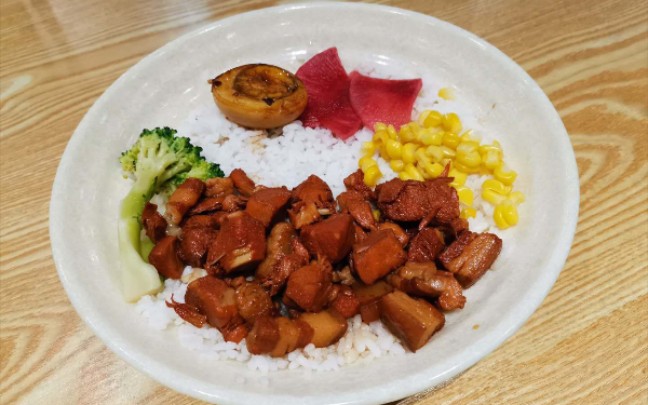 学校食堂十三元卤肉饭