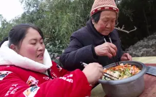 Descargar video: 胖妹买10斤豆腐，花费15天做臭豆腐，配上蛋炒饭，那叫一个香