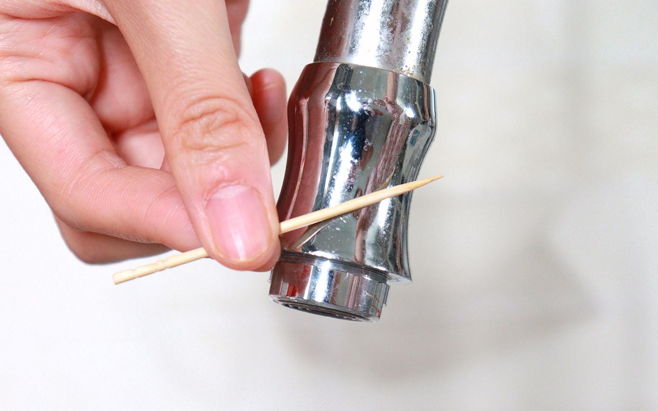 水龙头上放一根牙签,解决用水时遇到的难题,不用花钱找人修