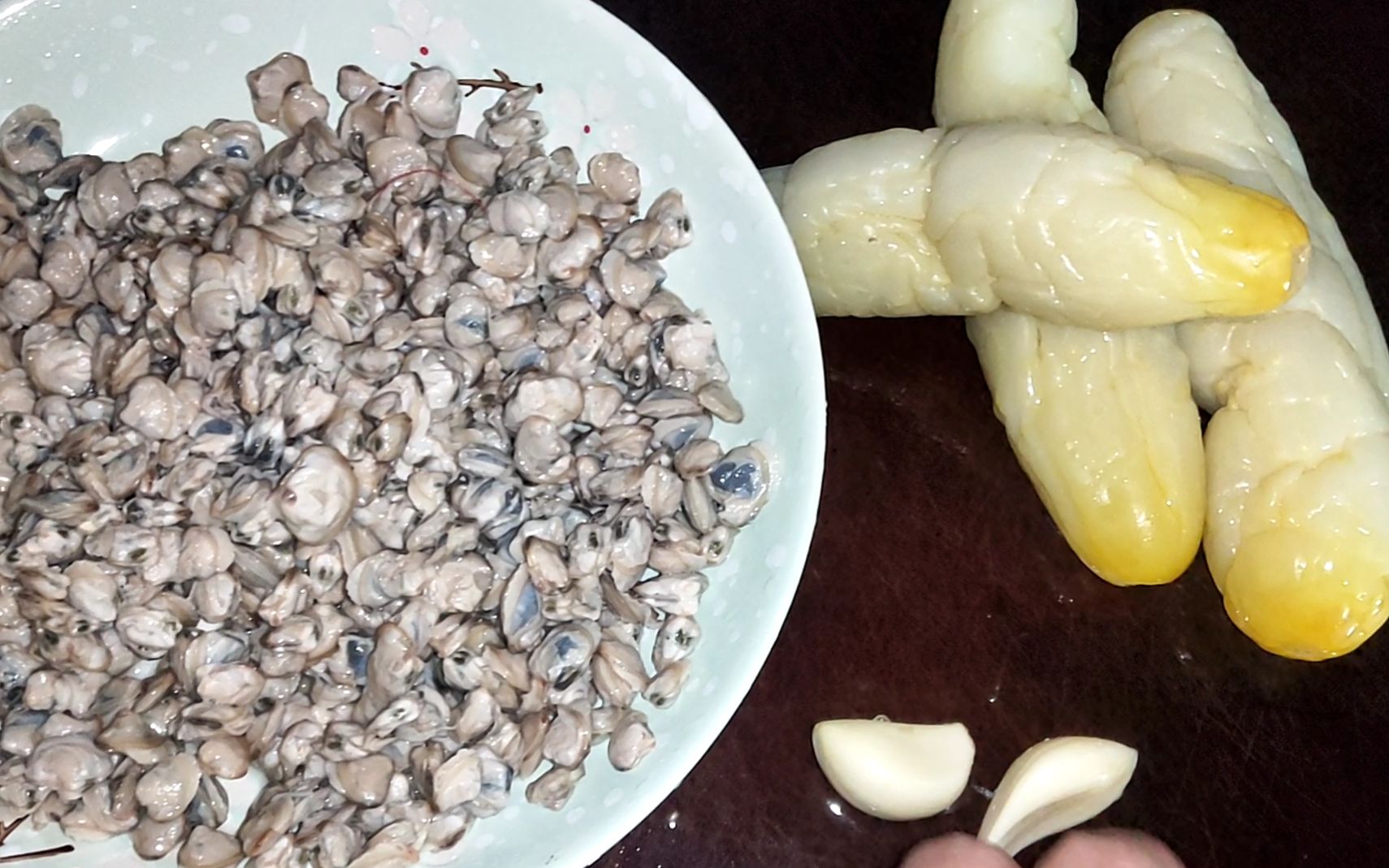 买了点河蚬肉和瓜皮,这两样平平无奇的食材放一起炒,送粥利器