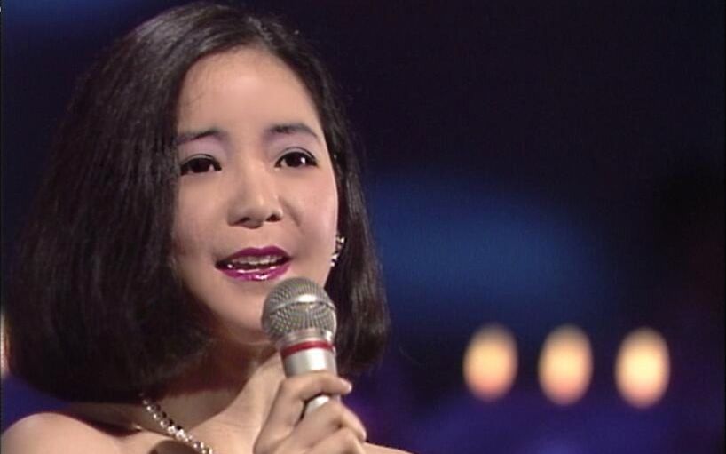 轻熟妩媚齐胸粉裙邓丽君悲しみと踊らせて与悲伤共舞1991live现场版