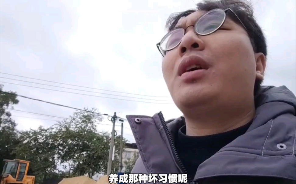 开会时一不小心点开瑟图就被领导逮了个正着,直接当场被他点名表扬,我寻思开会看瑟图也没违反员工守则啊,肯定是他嫉妒我开会时有瑟图看所以才表扬...