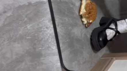 脏脏鞋底踩过期面包