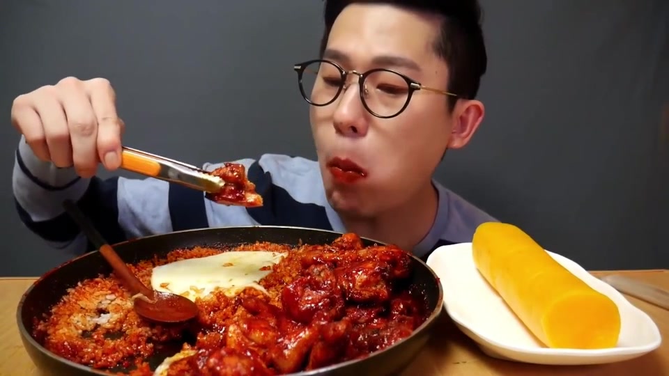 【韩国吃播】眼镜哥自制芝士排骨,拉丝的感觉就是吃货的力量_哔哩哔哩