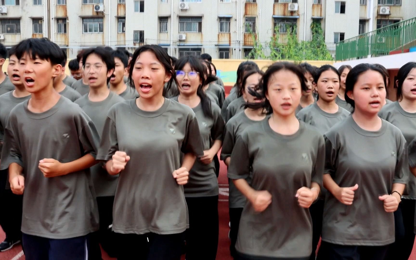 [图]许昌市第三高级中学高一新生国防教育素质拓展训练营开营