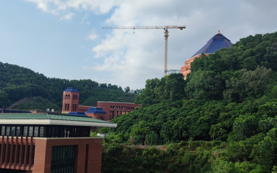 [图]中山大学深圳校区生活日记: 书山有路，自东教学楼去猪婆山颠的图书馆需爬一座山