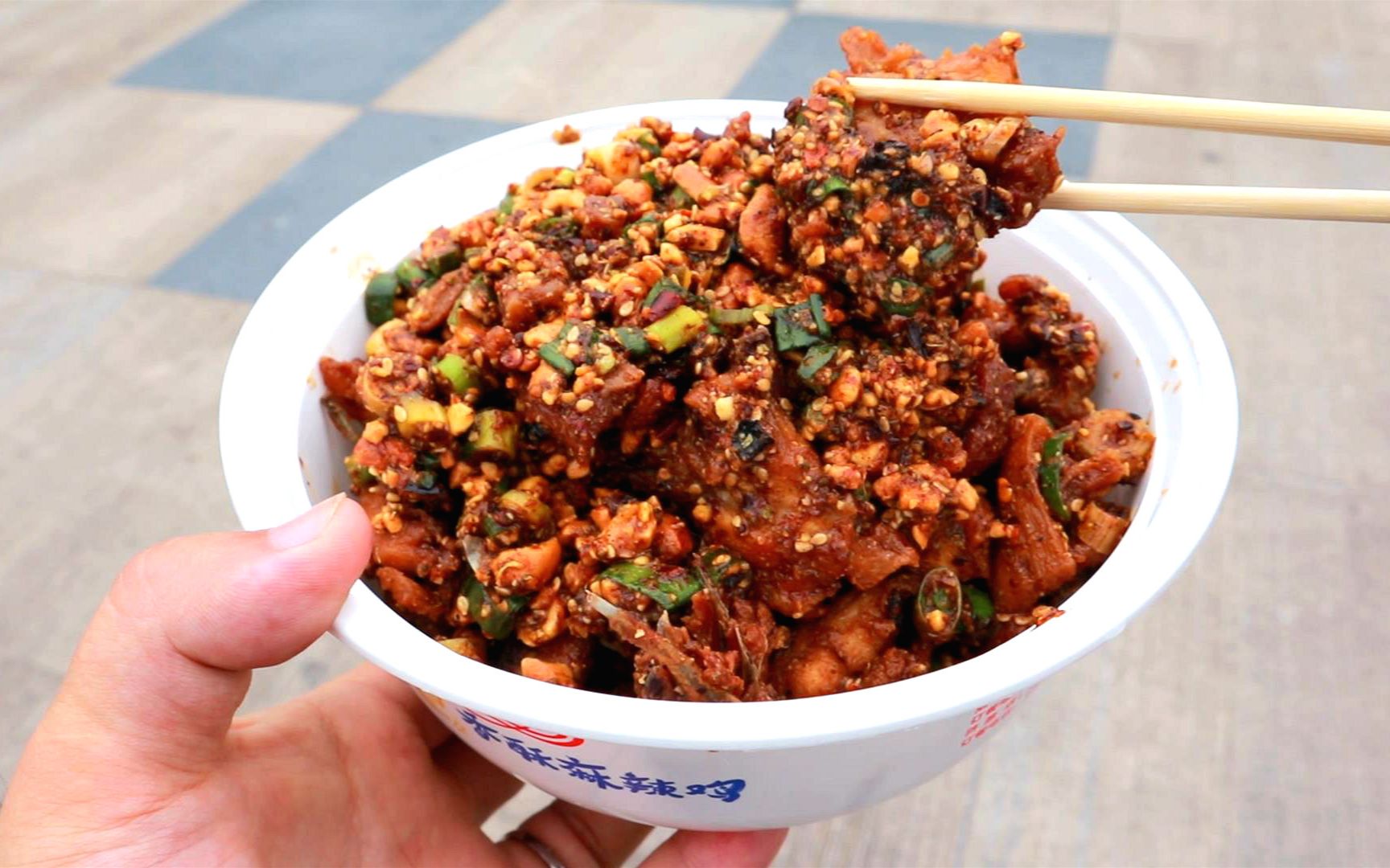 街头热卖的香酥麻辣鸡,34元一大盒,麻辣过瘾啊