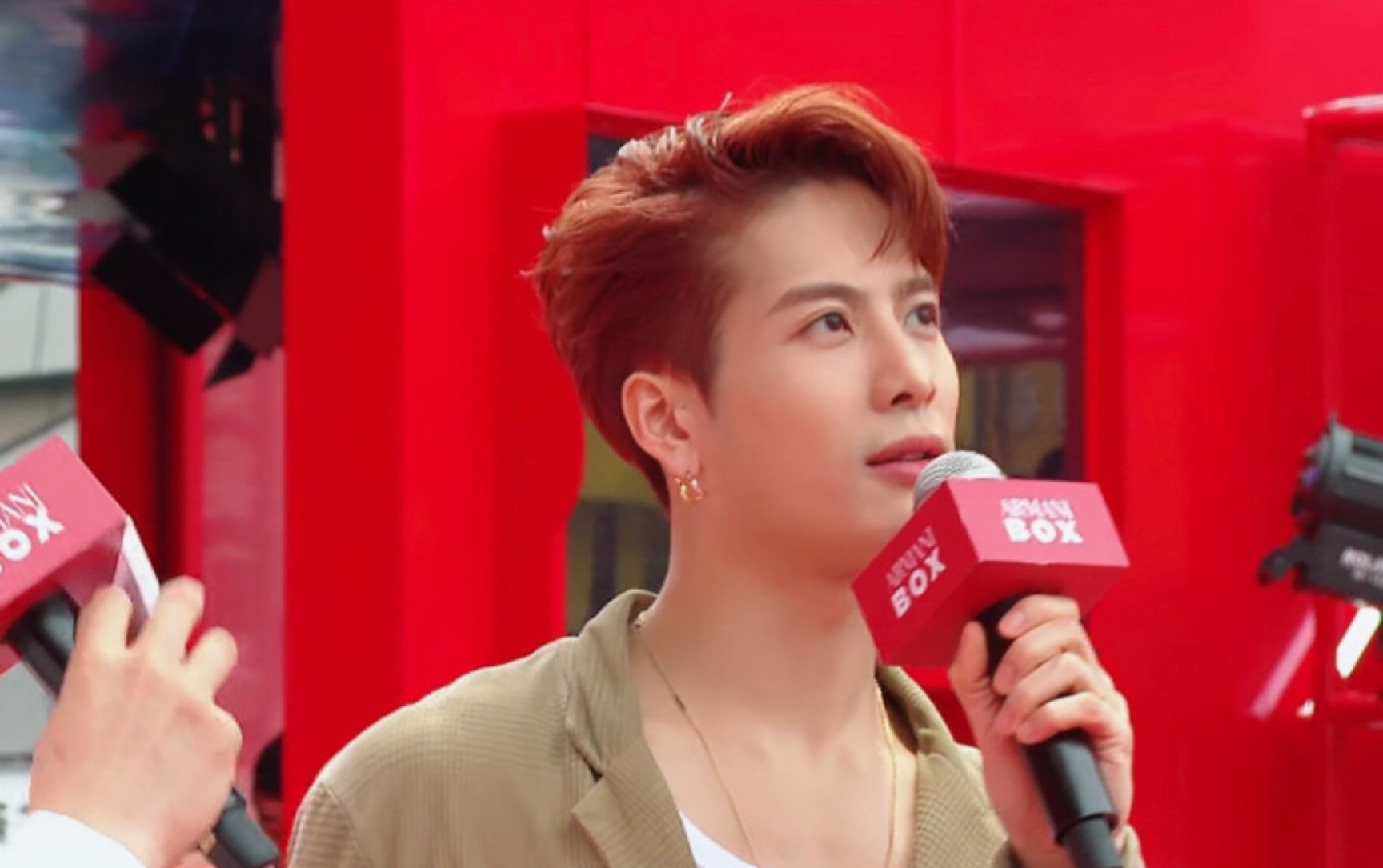 【王嘉尔】200929长沙ifs阿玛尼活动绿西装路人饭拍