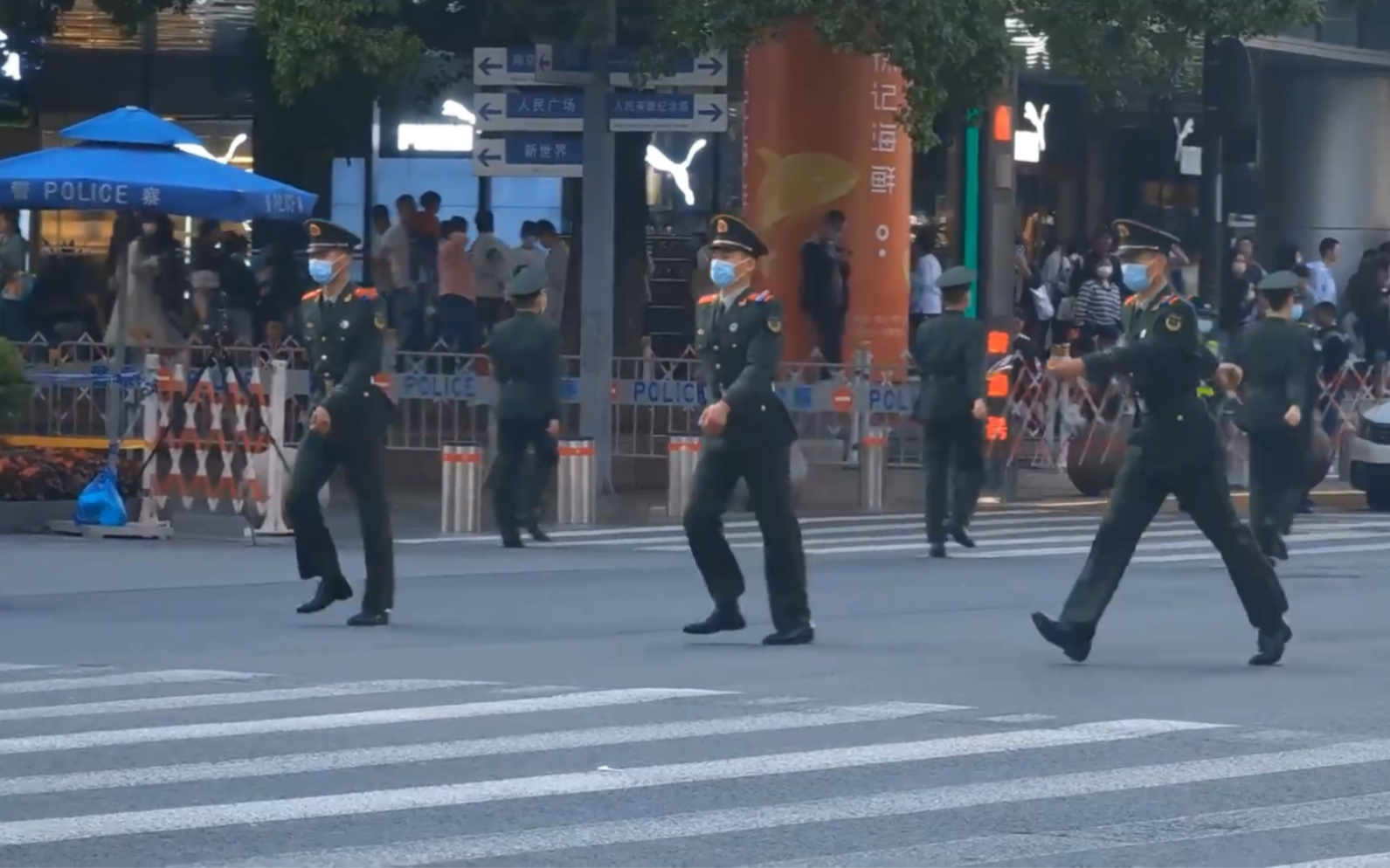 给大家看看上海南京路拉链式人墙 街上都是大长腿武警.
