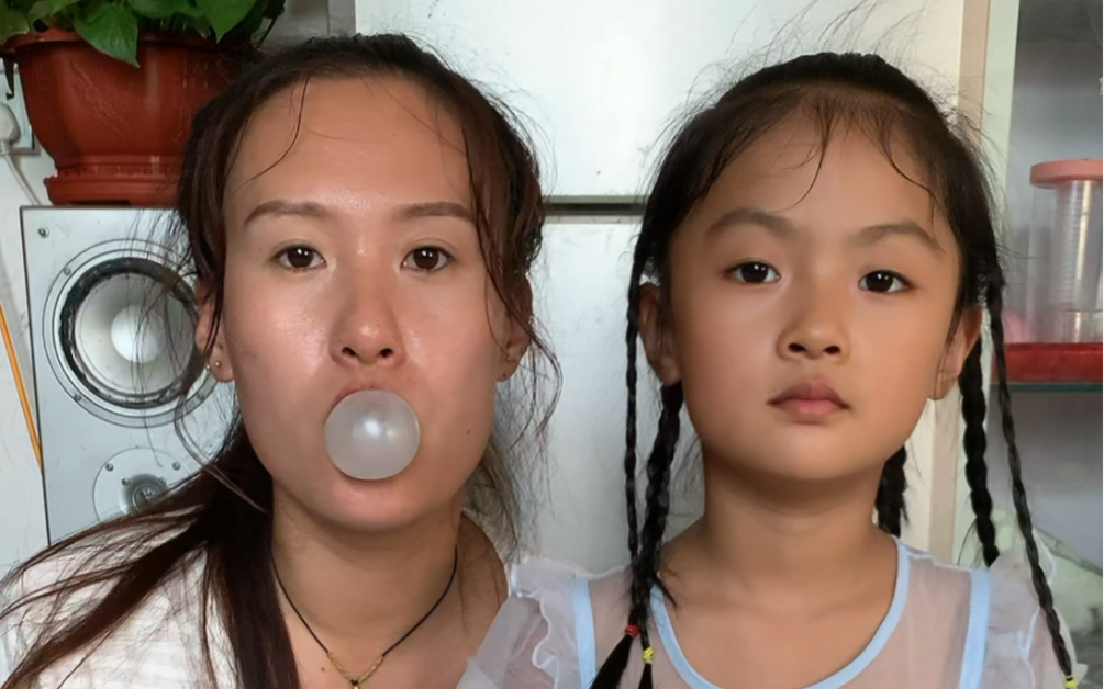 亲子互动游戏你光吃泡泡糖你会吹泡泡吗