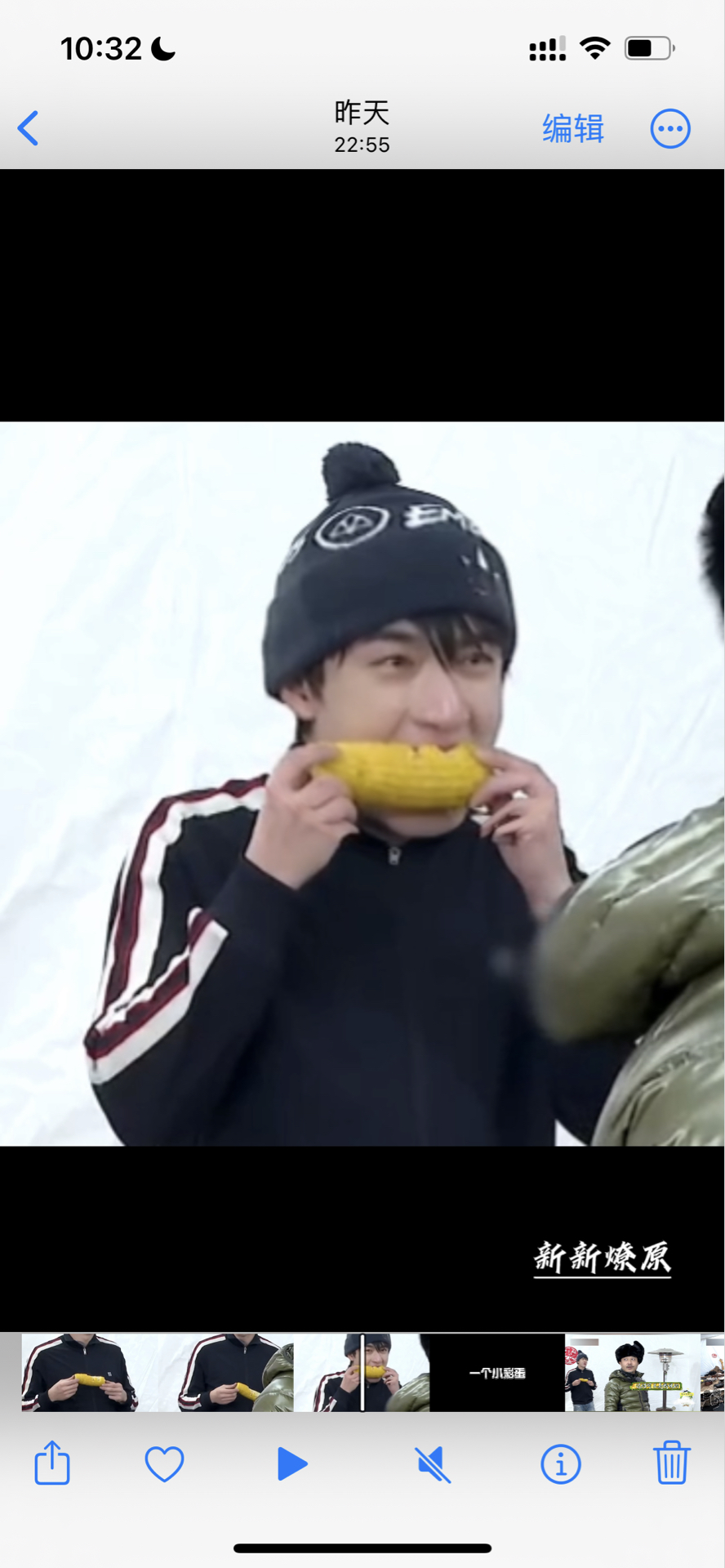 林更新|捕捉到一只看戏吃玉米的小松鼠