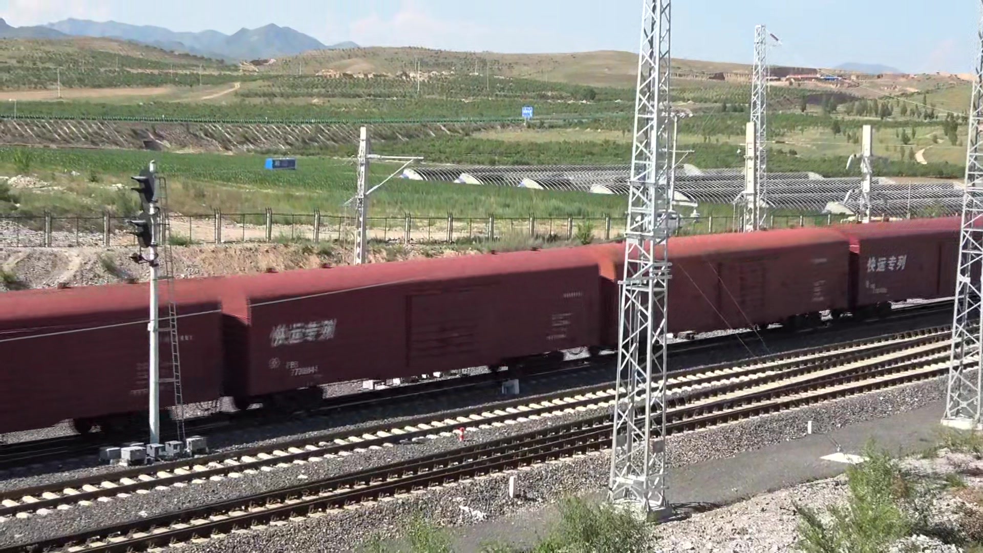 df4d牵引快运专列进大板站