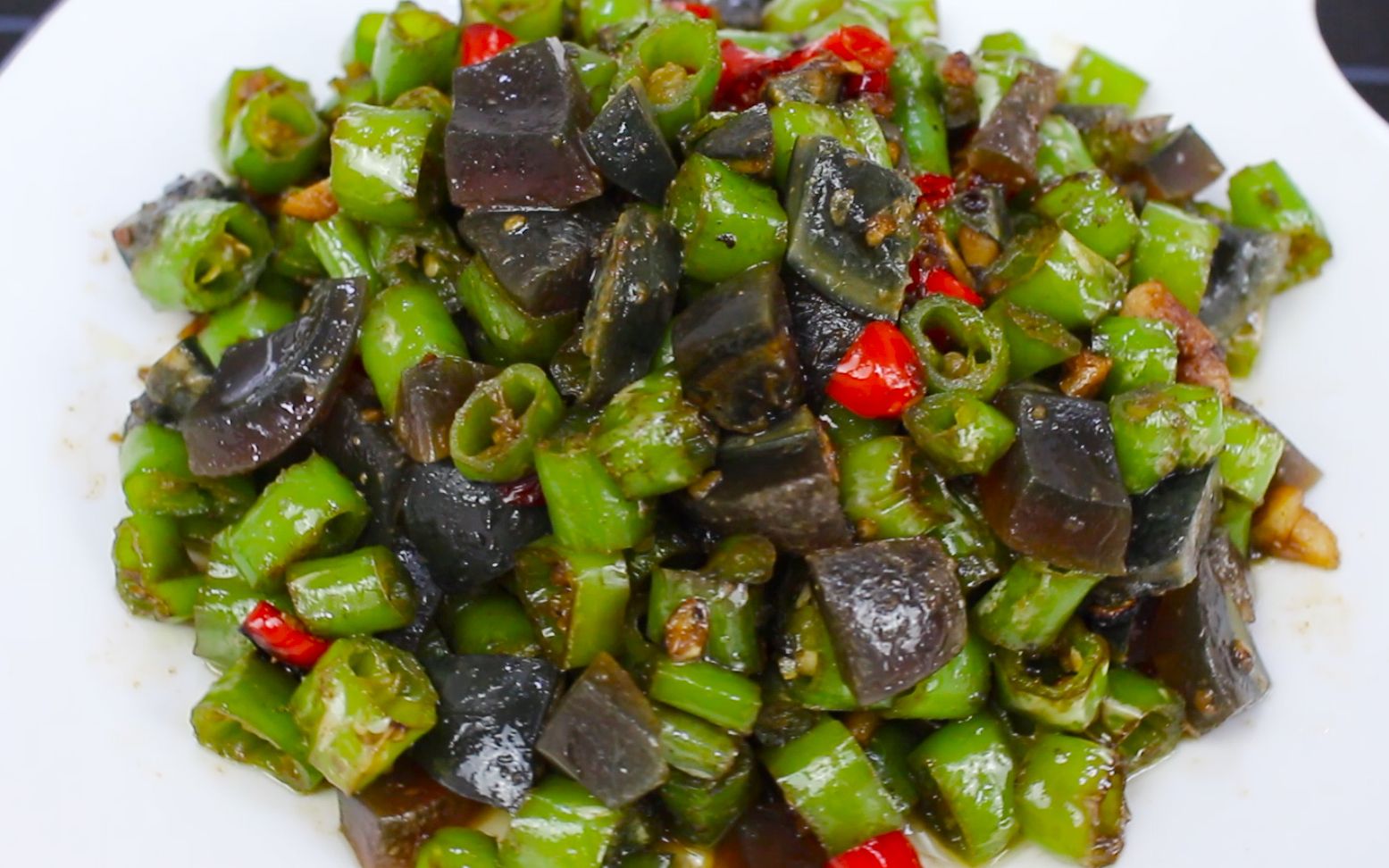 尖椒炒皮蛋的正确做法,1分钟即可出锅,香辣下饭还开胃,太香了