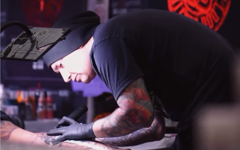 国外著名纹身师:美漫画风你感觉怎么样#纹身师日常 ##刺青艺术 ##纹身