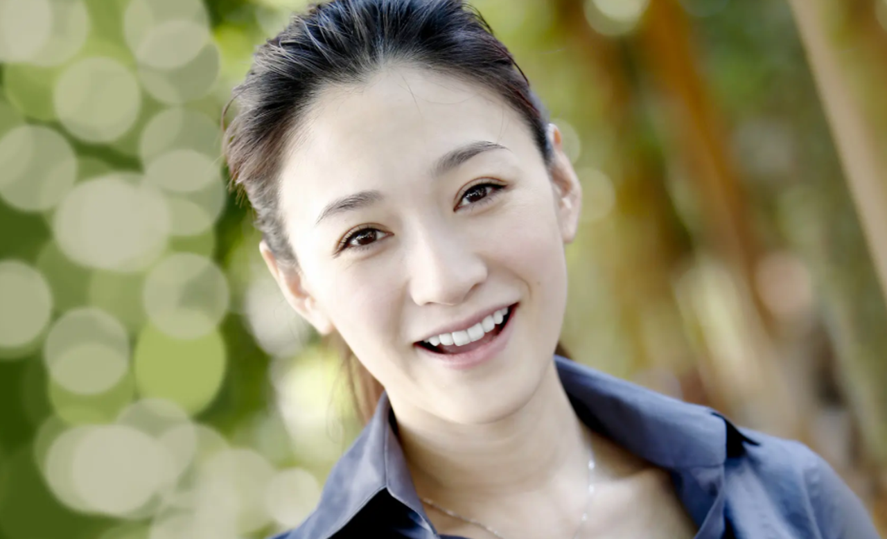 李小冉片场被靳东抱6次!男方嘴唇紧闭显吃力,女方笑到合不拢嘴