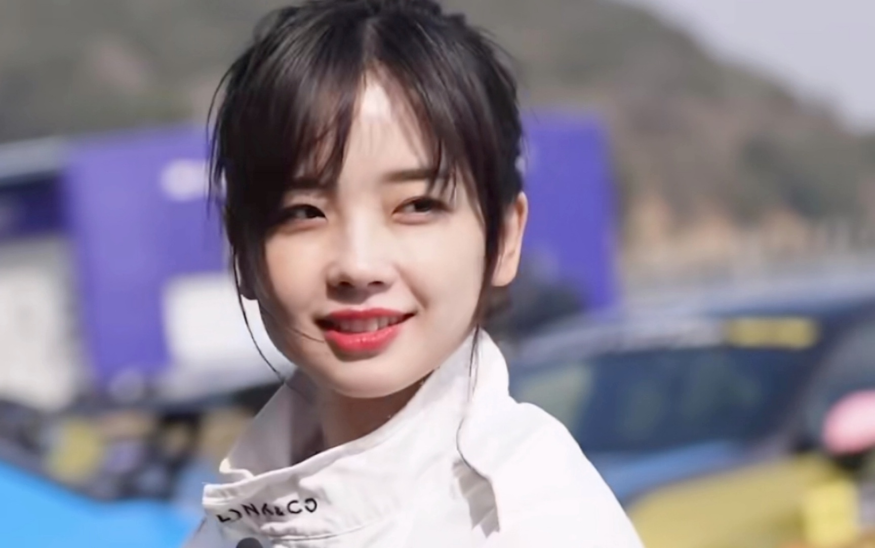 看看我们美丽又可爱的赛车手———王冰冰!