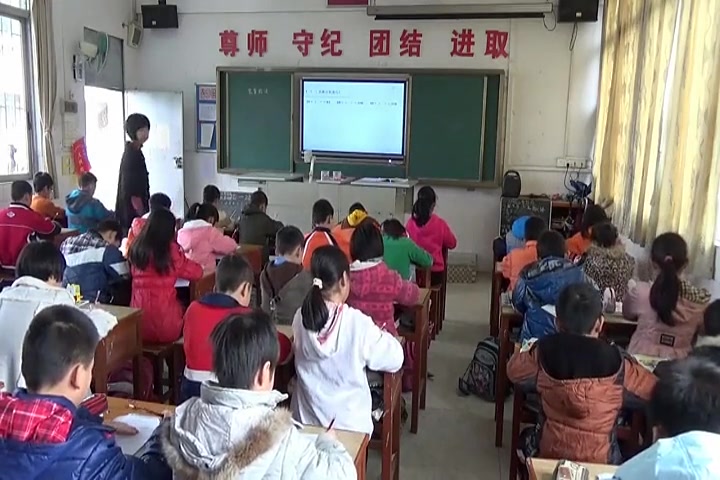 [图]【获奖】人教版小学数学四年级上册6 除数是两位数的除法《用四舍五入法试商》-张老师优质课公开课教学视频