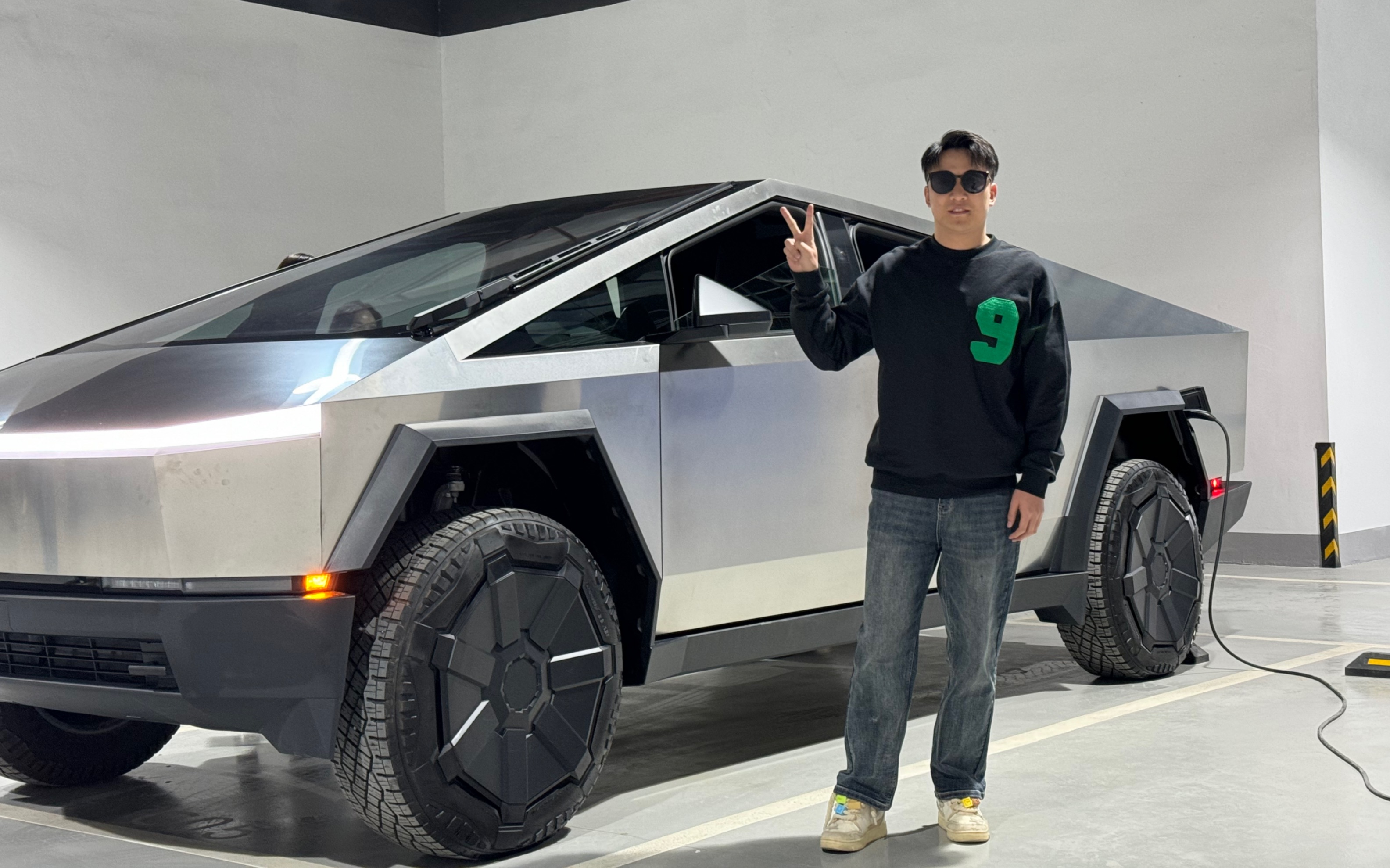 终于见到特斯拉cybertruck,实车真的又大又帅