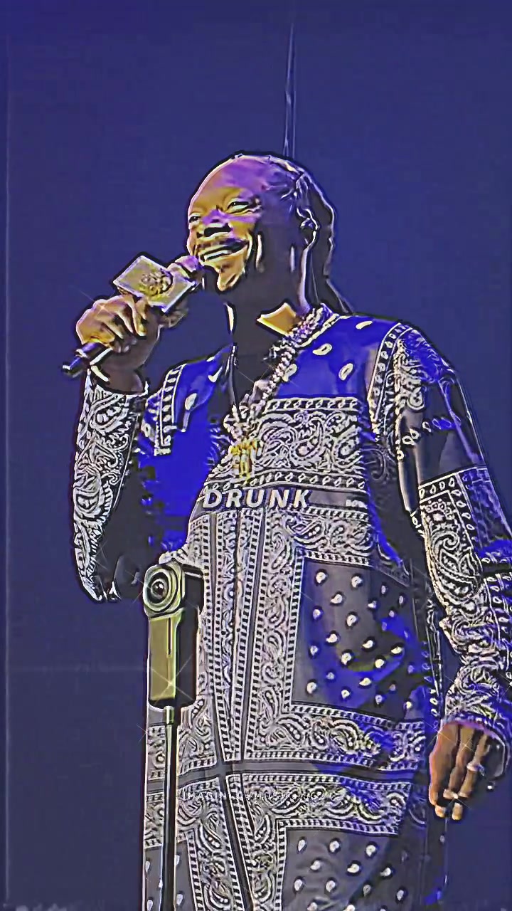 "年轻,狂野和自由" 史努比狗狗和wiz khalifa ft.