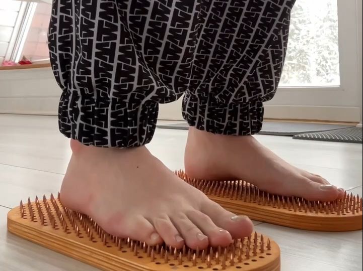 女生赤脚踩在进阶版"指压板"上,这可比指压板痛多了!