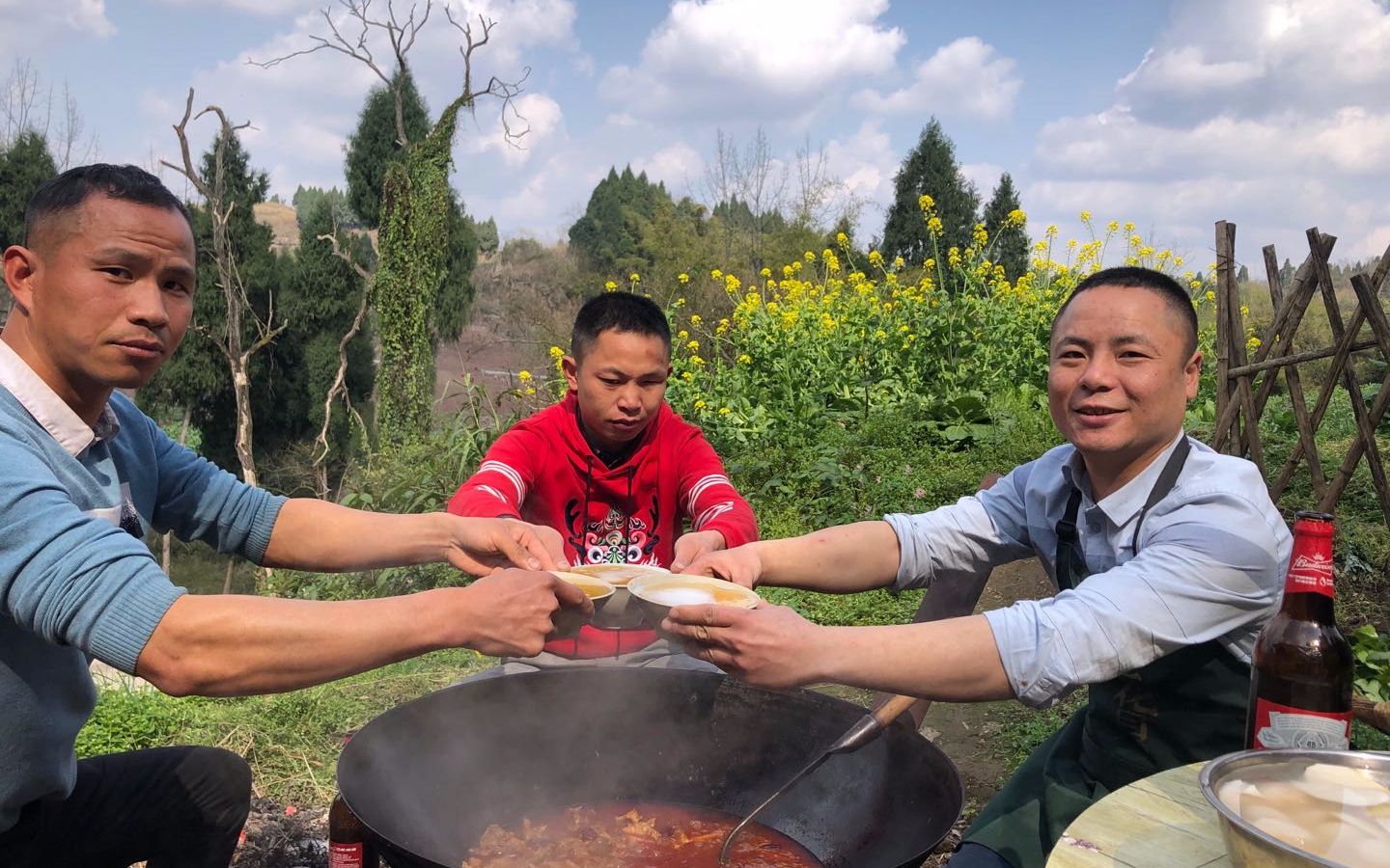 [图]8斤兔子农村大铁锅煮火锅，兄弟几个吃肉喝酒，看着真让人眼馋