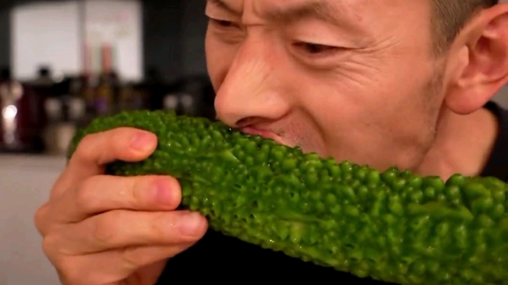 不同国家的人吃苦瓜,这吃得比西瓜都甜.