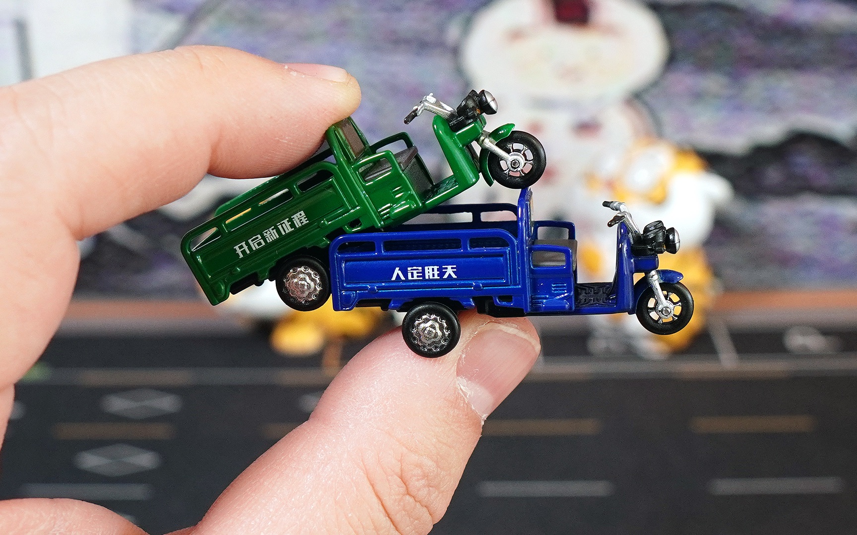 拓意新款小模型玩具,拇指大的三轮车手里把玩真怕弄坏,缺人仔_哔哩哔