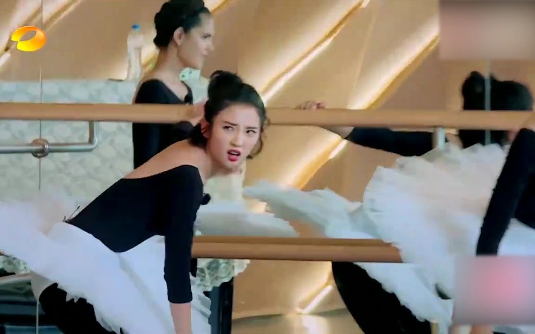 蒋欣练习芭蕾舞动作疼到一脸无奈网友太不容易了