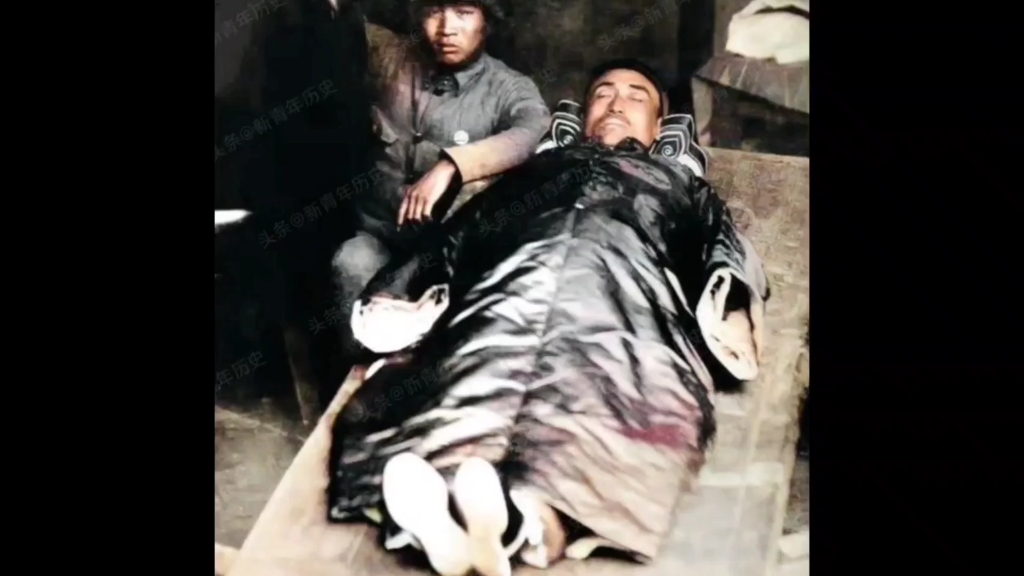 一位记者在淞沪会战中为一位将军拍下了最后的遗照