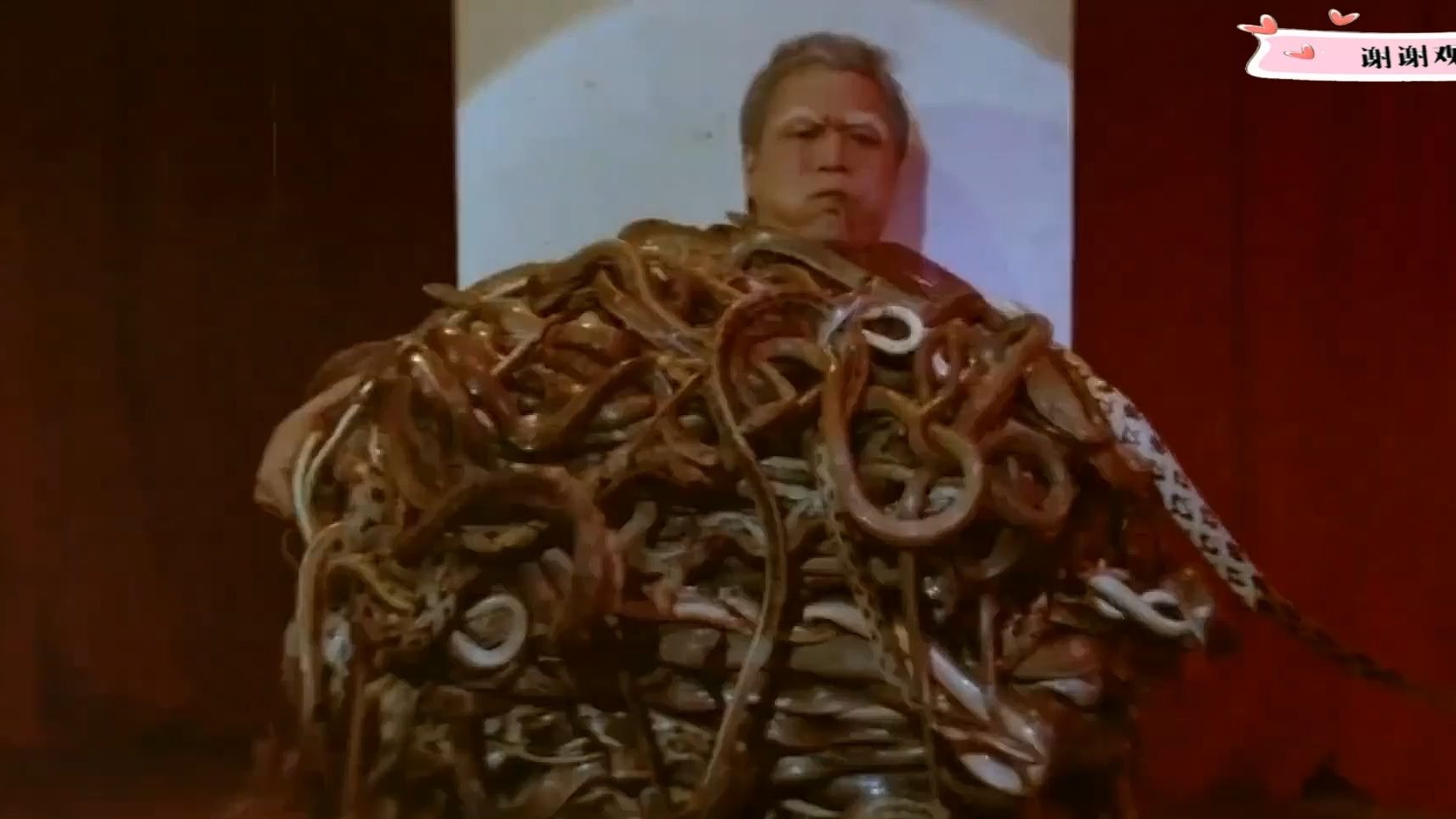 以前拍戏是有多拼,说是人蛇大战,结果真是人蛇大战