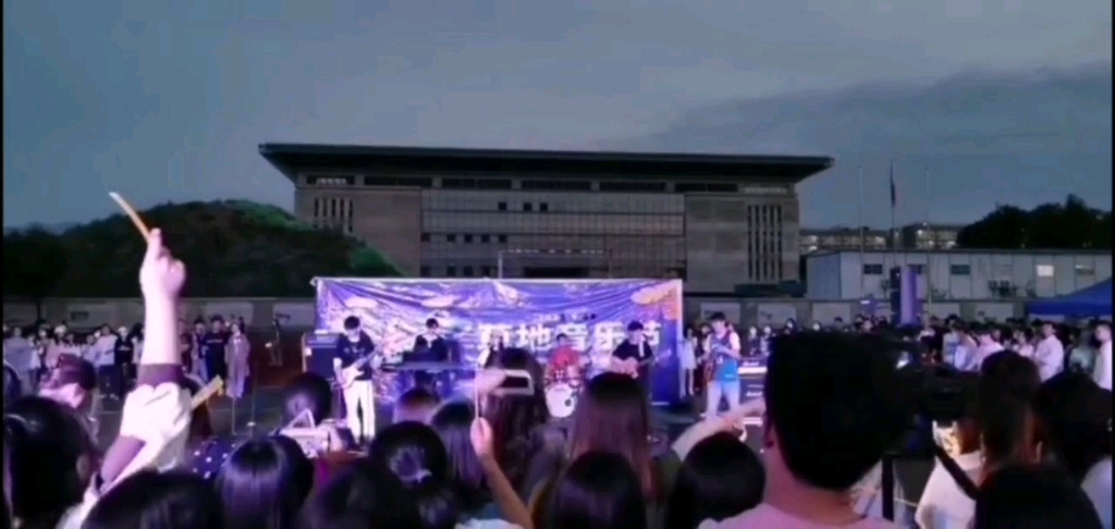 [图]校园音乐节！这样的夏天 以后还会有吗