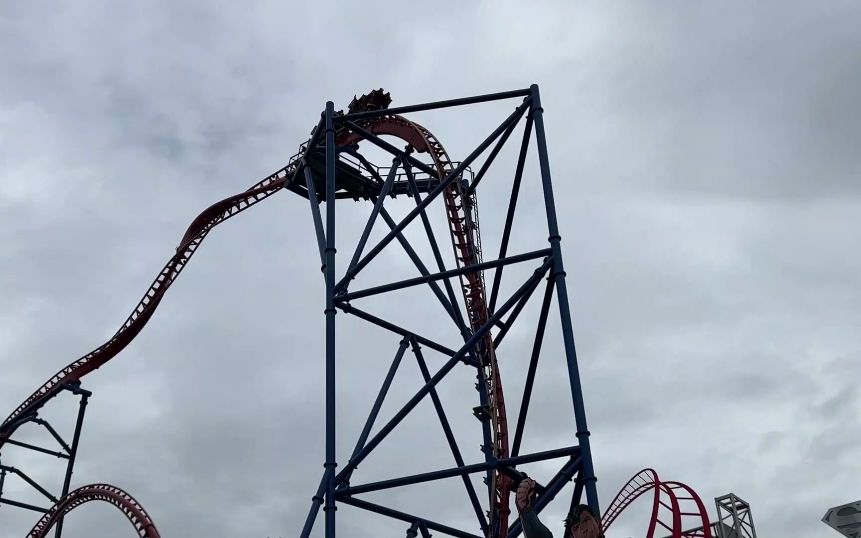 【超燃过山车】乘坐超人终极飞行过山车   看过的人都说吓尿了