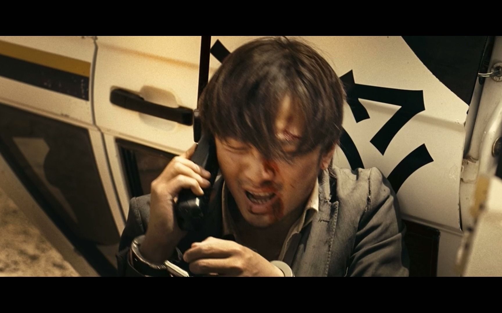 无人区:"对不起"100迈车速徐峥硬拉手刹翻车,报警后骑马离去