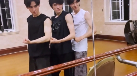 笑死我了,有人问宋亚轩肌肉是不是自然的,他练得比常熟阿诺还屎