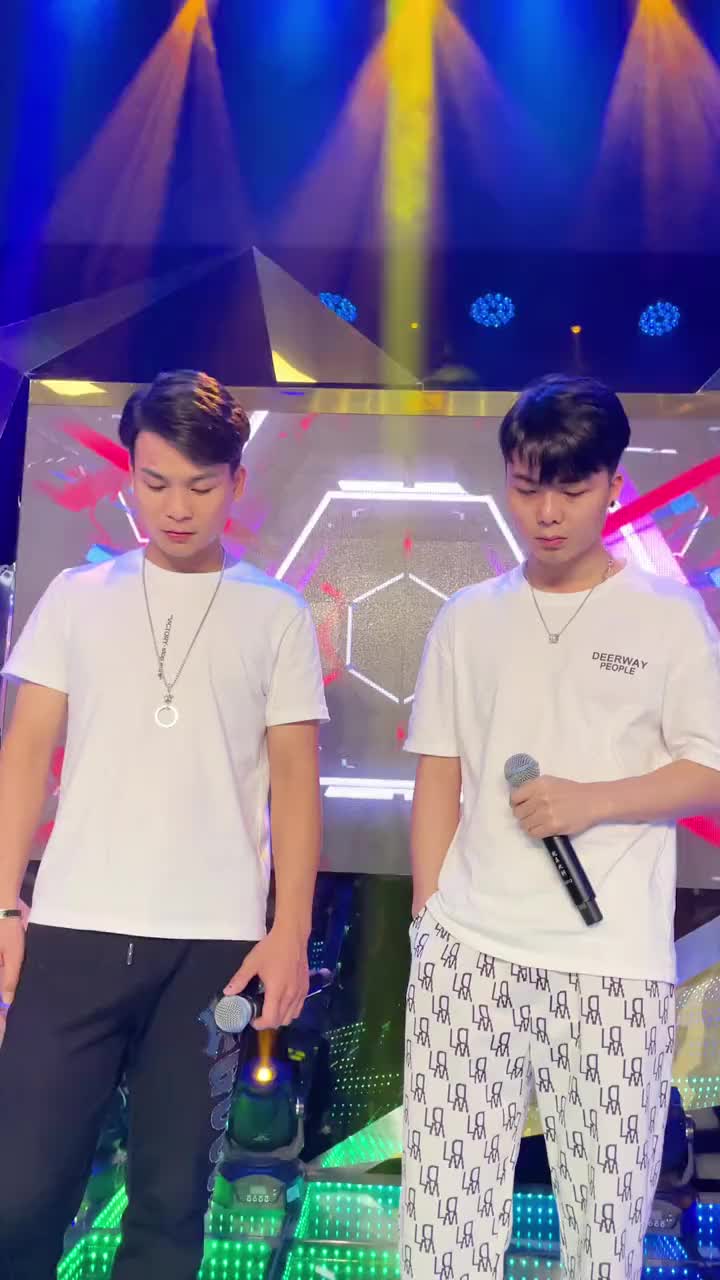 男神表哥来啦表哥覃进展很荣幸表哥能跟我同台演唱晚风吹送原创作