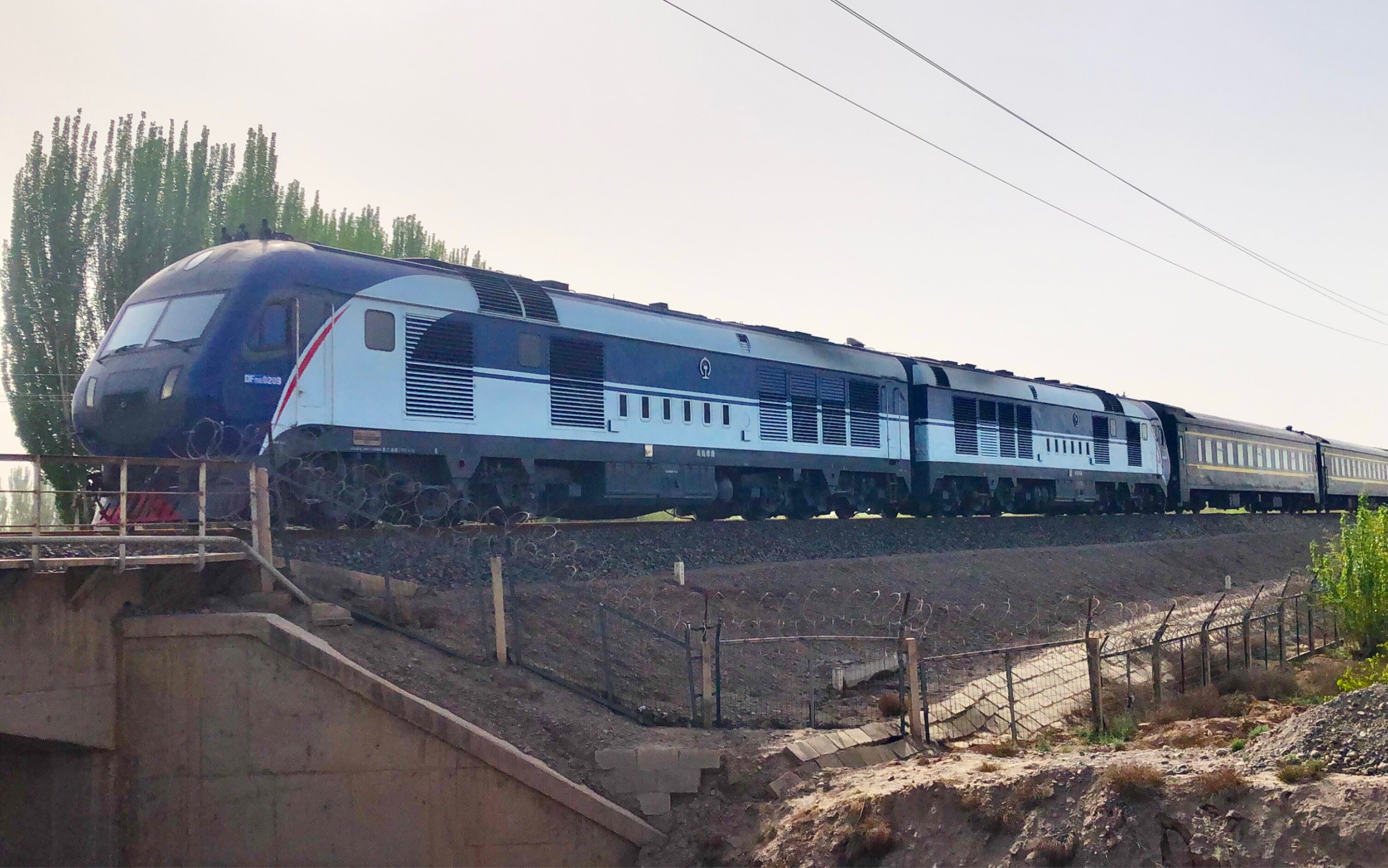 鸟局大猪头df11g 0209-0210乌局库段k454喀什-成都通过库车乌恰镇17