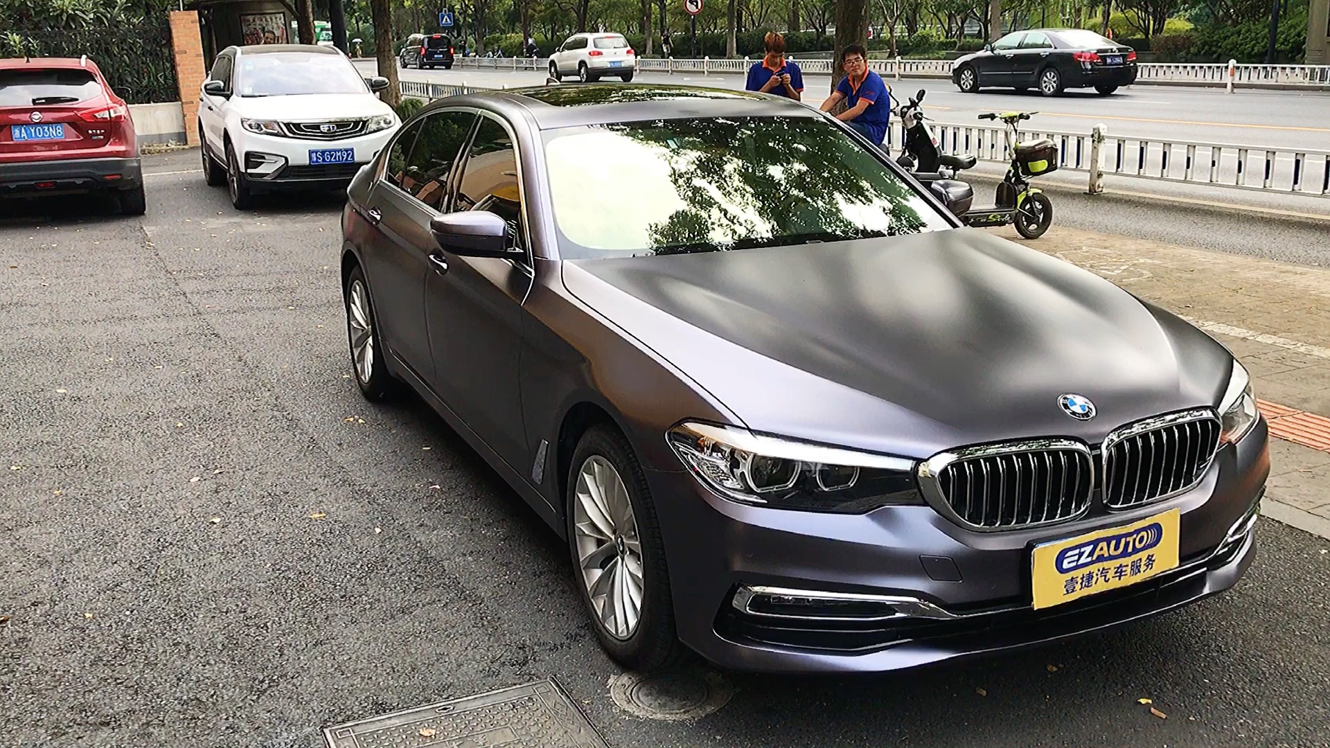 杭州宝马530li车身改色贴膜,白色车漆贴太空灰改色膜,质感不错_哔哩