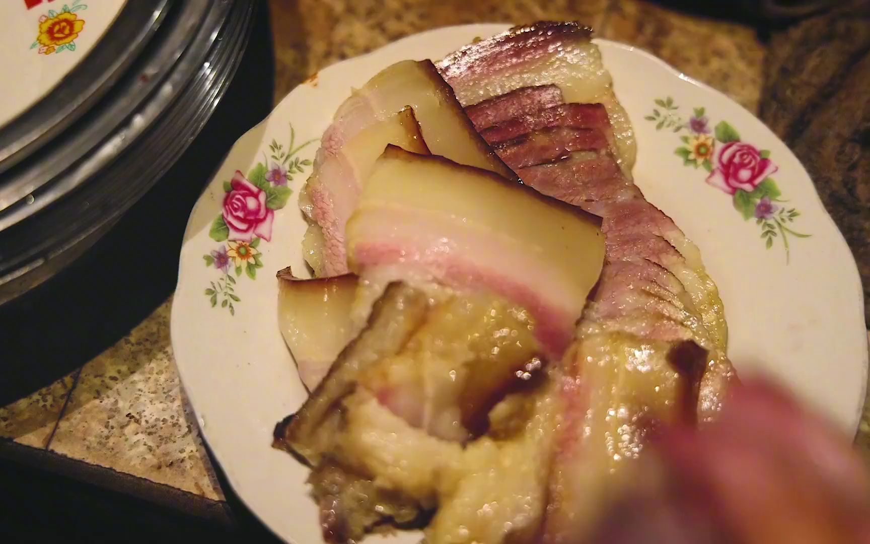 洪霞奶奶生日买个120的蛋糕钟小飞啰嗦半天,他却说他不是抠门,是节约.