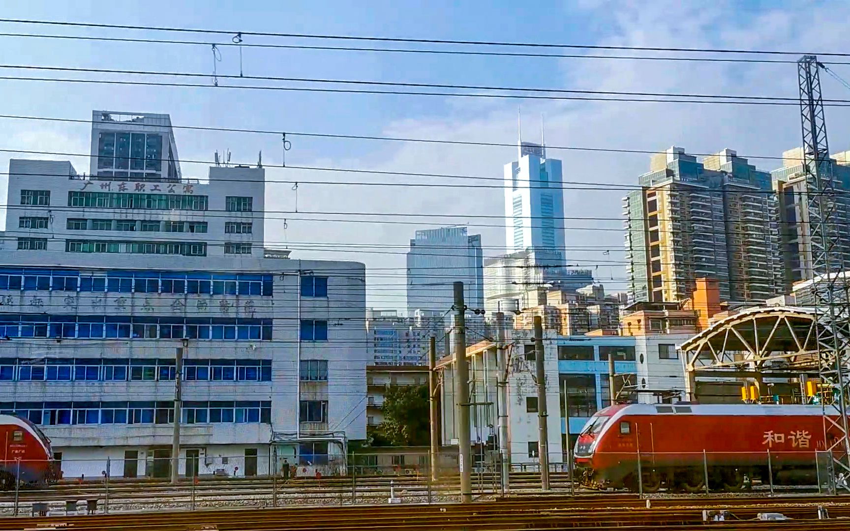 火车从广州东站开往深圳,经过广州市天河区,这城市建设太美了!哔哩哔哩bilibili