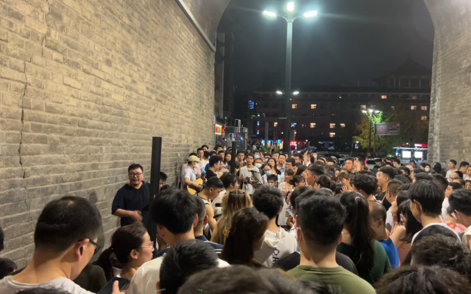 西安城墙下听南门说唱歌现场氛围火爆凌晨1点仍堵的水泄不通