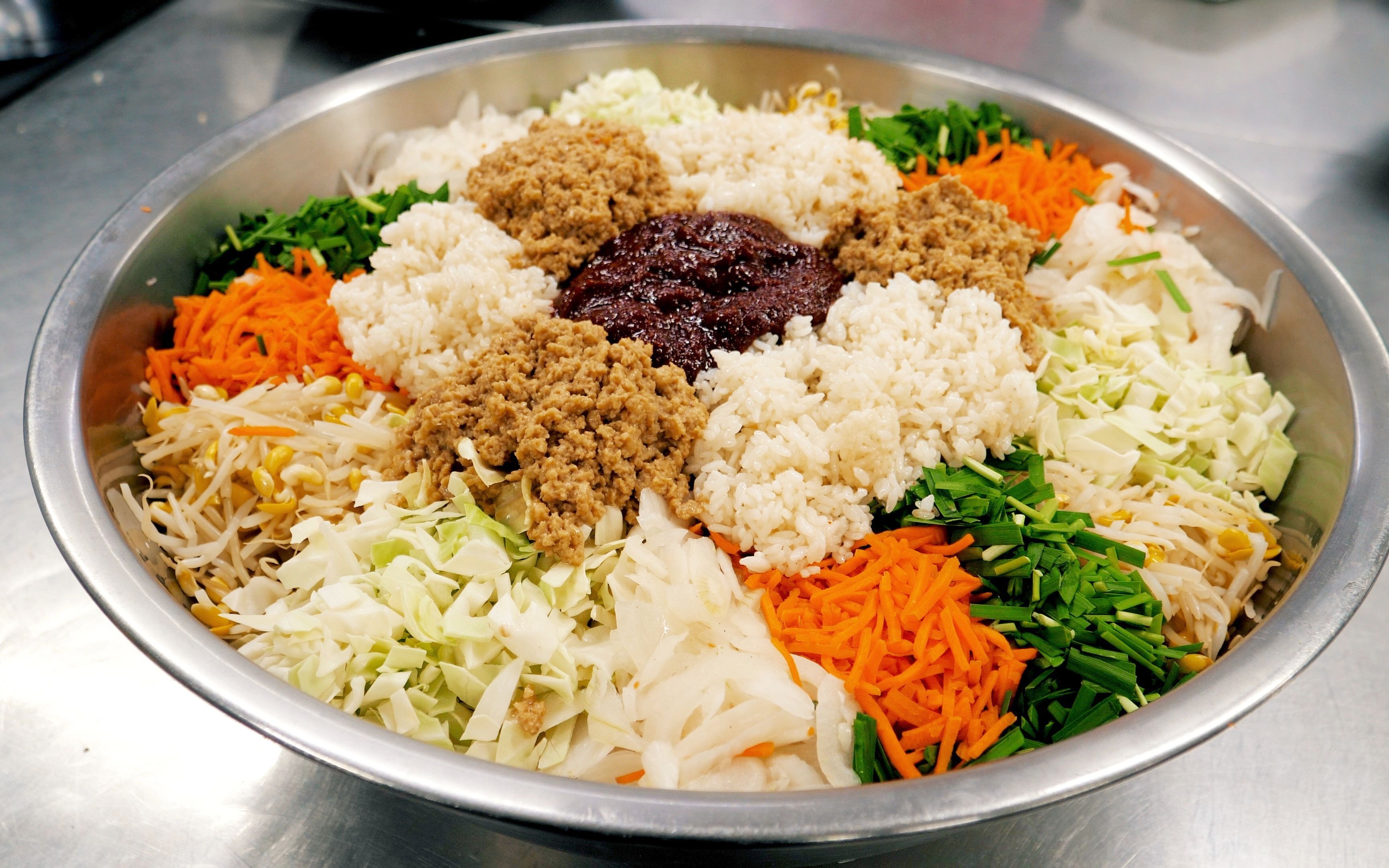 【美食探店】当传统蔬菜拌饭裹上面包糠,隔壁小孩都馋哭了!